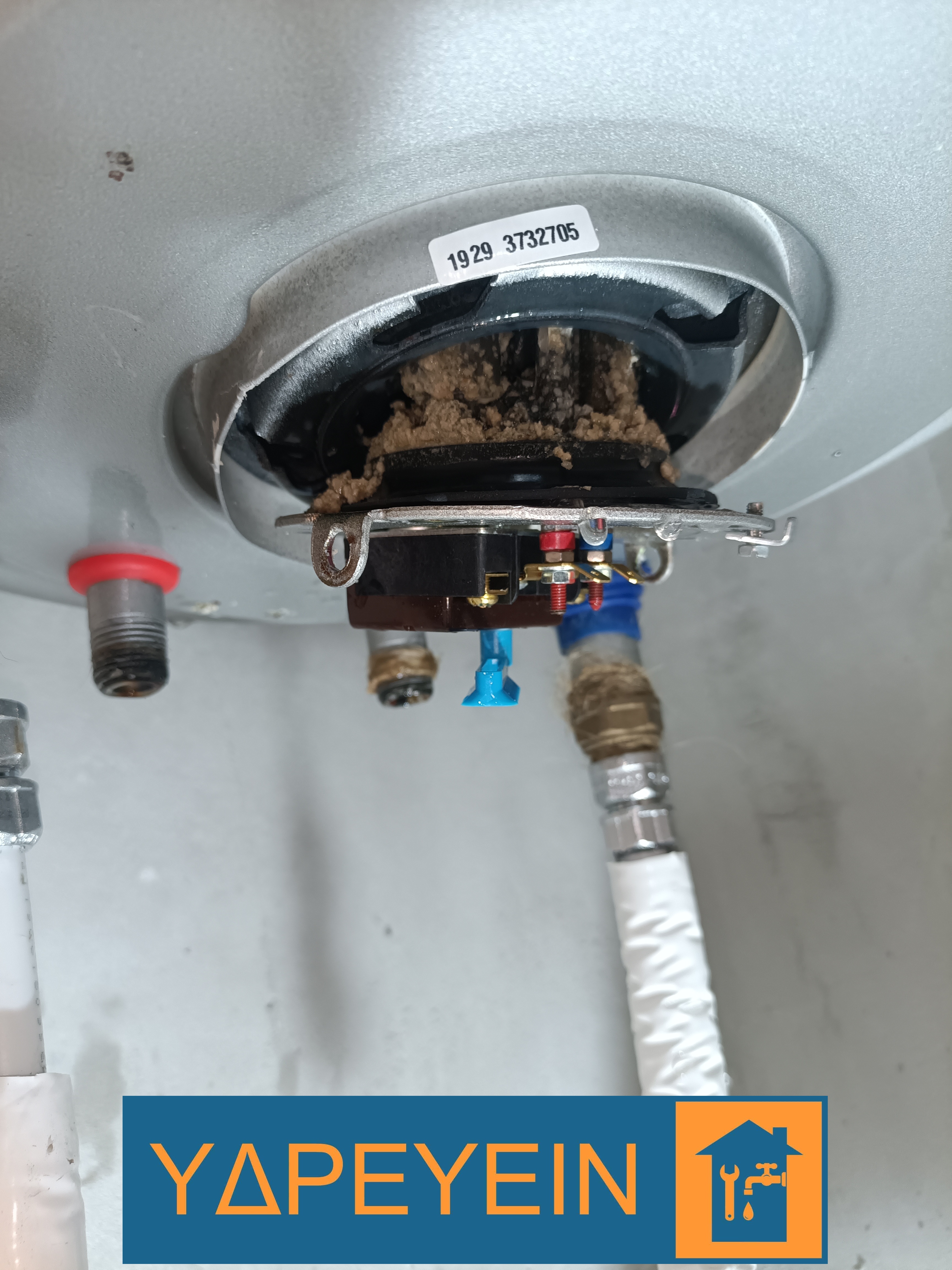 Αντίσταση από ηλεκτρομπόιλερ ELCO Titan 80lt καλυμμένη με άλατα.